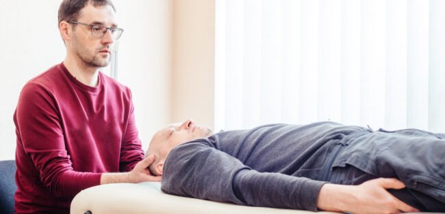 El objetivo de la terapia craneosacral es activar los procesos de autocuración del cuerpo El objetivo de la terapia craneosacral es activar los procesos de autocuración del cuerpo