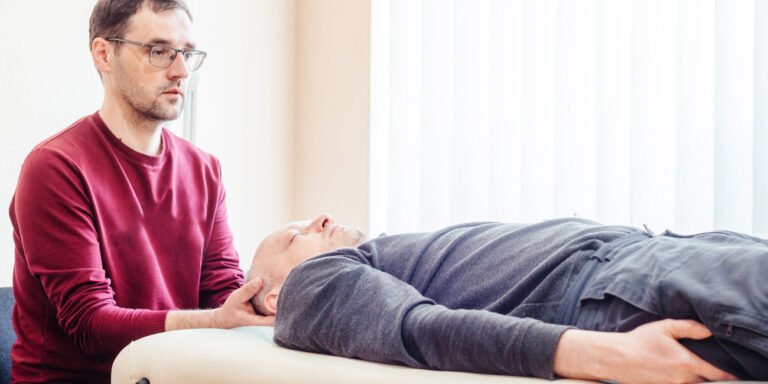 El objetivo de la terapia craneosacral es activar los procesos de autocuración del cuerpo El objetivo de la terapia craneosacral es activar los procesos de autocuración del cuerpo