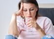 Persona con dolor preguntándose cuándo acudir a fisioterapia