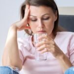 Persona con dolor preguntándose cuándo acudir a fisioterapia