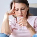 Persona con dolor preguntándose cuándo acudir a fisioterapia