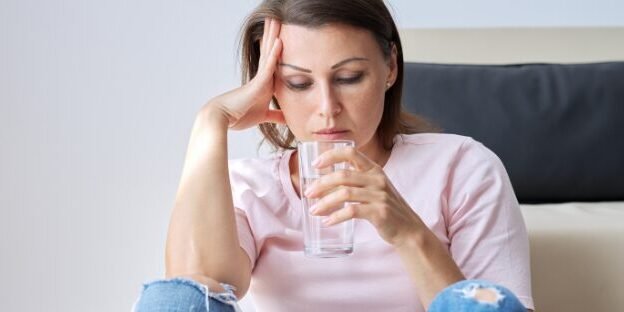 Cuándo acudir a fisioterapia por dolor Persona con dolor preguntándose cuándo acudir a fisioterapia