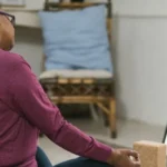 Persona realizando fisioterapia virtual desde casa con seguimiento profesional