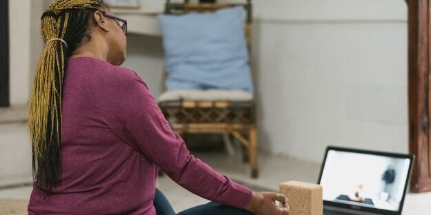 Persona realizando fisioterapia virtual desde casa con seguimiento profesional