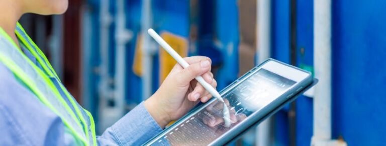 Persona realizando ejercicios de fisioterapia virtual con seguimiento tecnológico del movimiento
