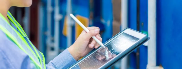 Persona realizando ejercicios de fisioterapia virtual con seguimiento tecnológico del movimiento