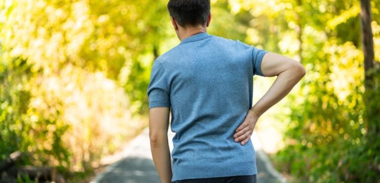 Persona caminando durante la recuperación de un episodio de dolor lumbar.