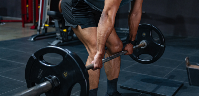 Hombre adulto realizando ejercicio de fuerza.