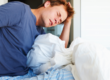 Hombre adulto con dolor lumbar al levantarse de la cama.