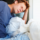 Hombre adulto con dolor lumbar al levantarse de la cama.