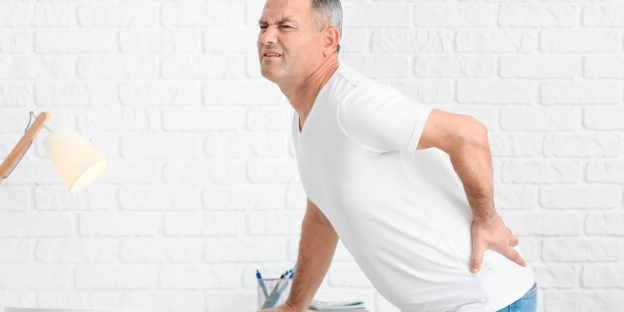 Hombre adulto con dolor en la parte baja de la espalda.