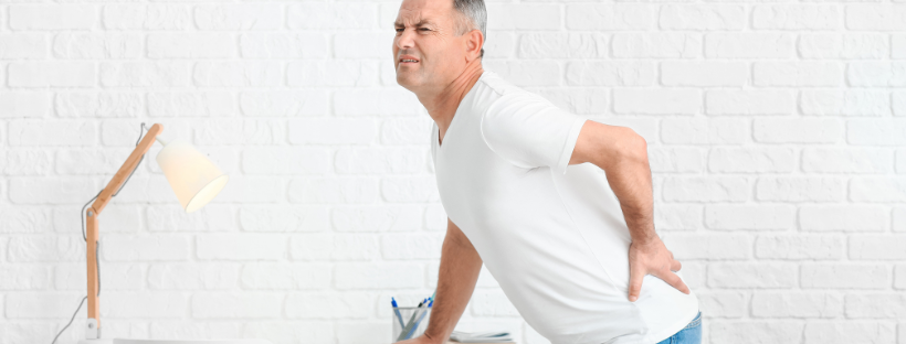 dolor-lumbar-causas-sintomas-tratamiento Hombre adulto con dolor en la parte baja de la espalda.