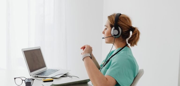 Persona realizando fisioterapia online desde casa con seguimiento profesional.