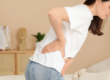 Persona con dolor lumbar en una actividad cotidiana.