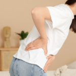 Persona con dolor lumbar en una actividad cotidiana.