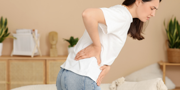 Reposo o movimiento cuando hay dolor lumbar Persona con dolor lumbar en una actividad cotidiana.