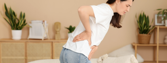 Persona con dolor lumbar en una actividad cotidiana.